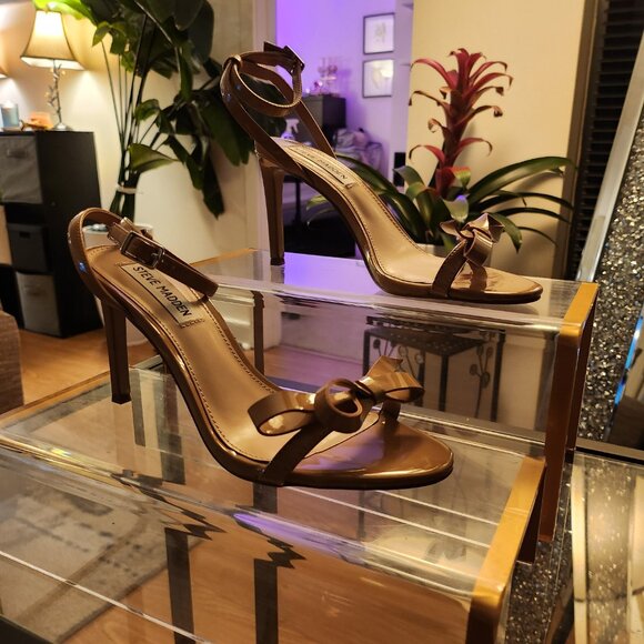 Steve Madden Bow Tie Patent Leather Kitten Heel Strappy Sandal - Picture 4 of 5